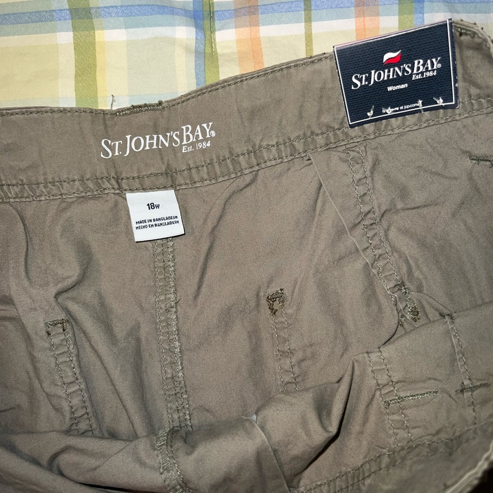 Bundle of 5 Bermuda style woman size 18 ( 4 preowned & 1 NWT) - Picture 14 of 16